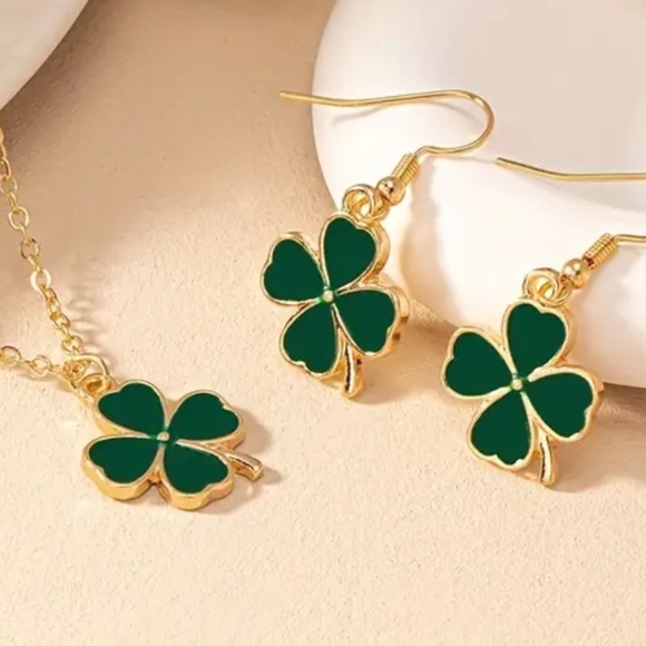 Green Four Leaf Clover Set - Necklace and Earrings - Year Round Set = - NWT - Picture 2 of 4